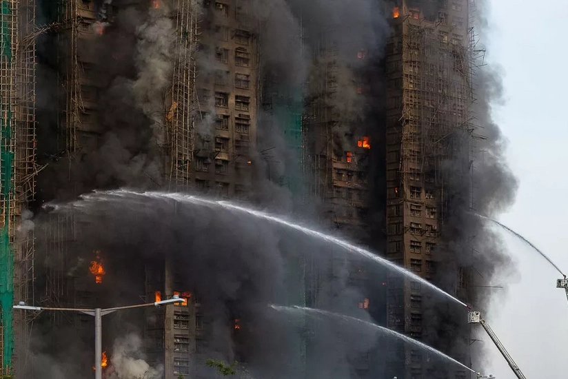 Из-за сильного пожара в жилом комплексе в Гонконге погибли четыре человека