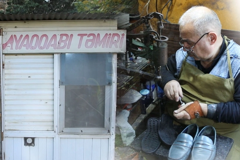 Bakının ChatGPT ilə işləyən çəkməçisi: Müştərilərim arasında deputatlar, rektorlar var - VİDEOREPORTAJ