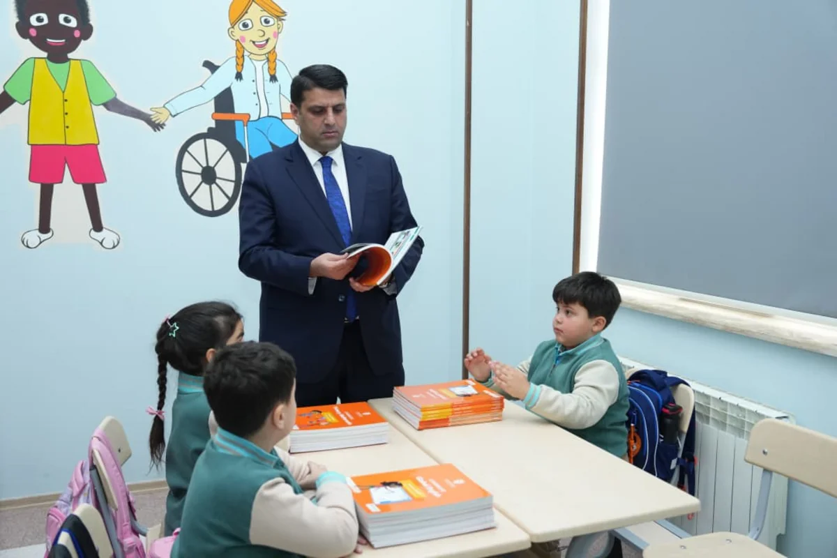 NDU-nun Beynəlxalq Kembric Məktəbinə yeni dərsliklər təqdim olunub