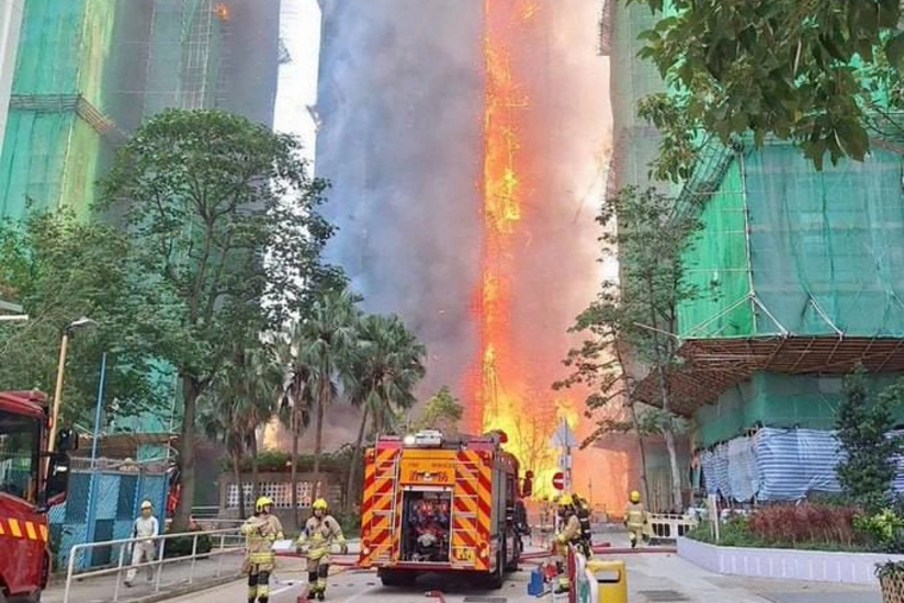 По делу о пожаре в жилом комплексе в Гонконге задержаны три человека