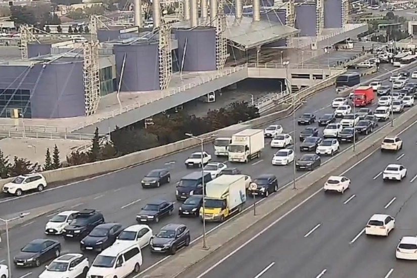 На ряде улиц и проспектов Баку затруднено движение транспорта