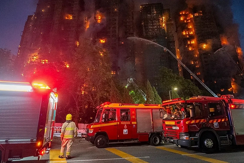 В Гонконге пожарные продолжают бороться с огнем в трех зданиях жилого комплекса