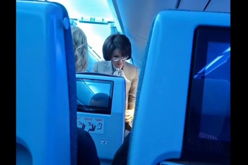 Глава Минздрава Казахстана оказала пассажирке первую помощь на борту самолета