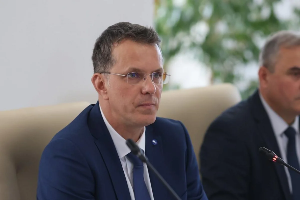 Министр обороны Румынии подал в отставку из‑за скандала с образованием