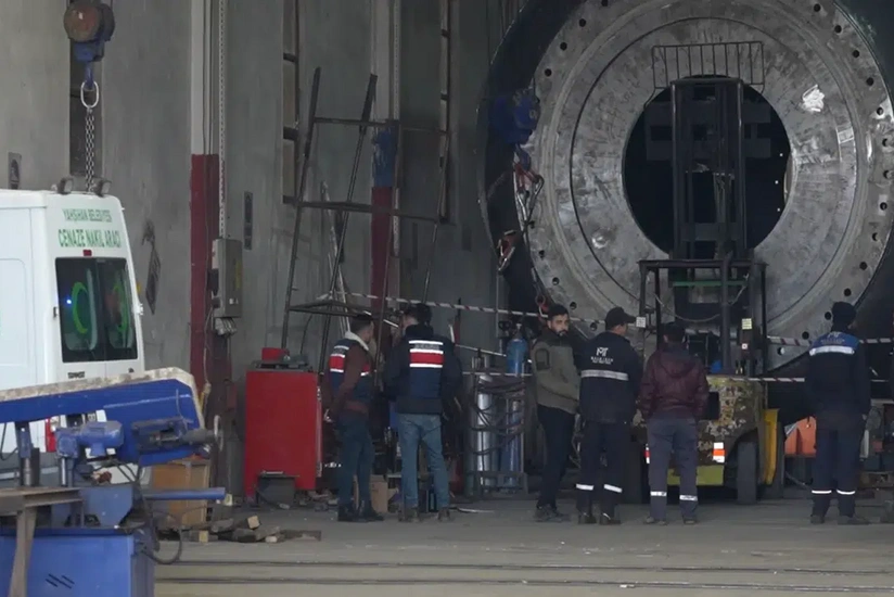 Türkiyədə fabrikdə iki işçi dəmir təbəqənin altında qalaraq ölüb