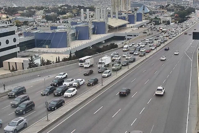 На ряде улиц и проспектов Баку затруднено движение транспорта