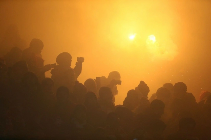 Матч плей-офф в Швеции растянулся на четыре часа из-за поджога газона болельщиками