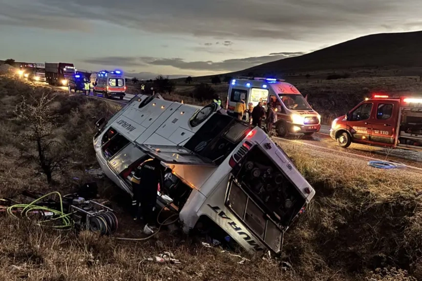 На западе Турции перевернулся автобус, есть погибшие и пострадавшие