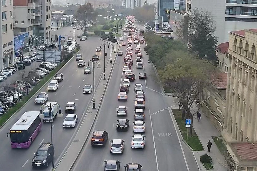 Bakının bir sıra yollarında nəqliyyatın sıxlığı müşahidə edilir