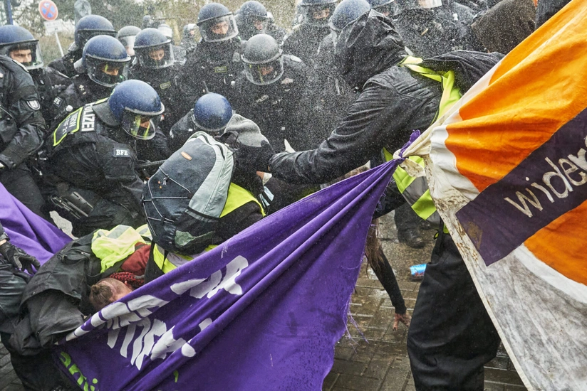 В Германии на протестах против съезда молодежи АдГ пострадали свыше 50 полицейских