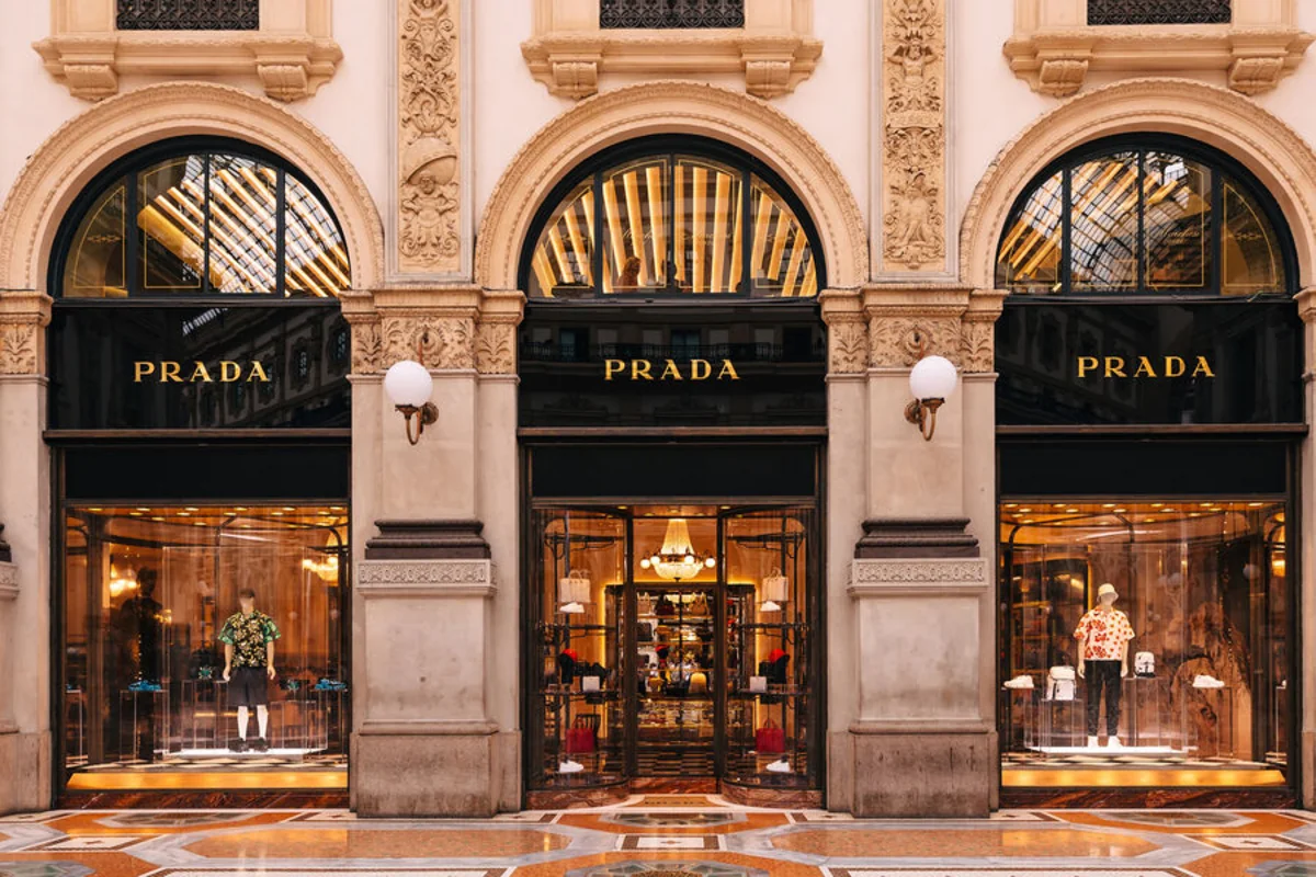 Prada завершила покупку Versace за $1,4 млрд