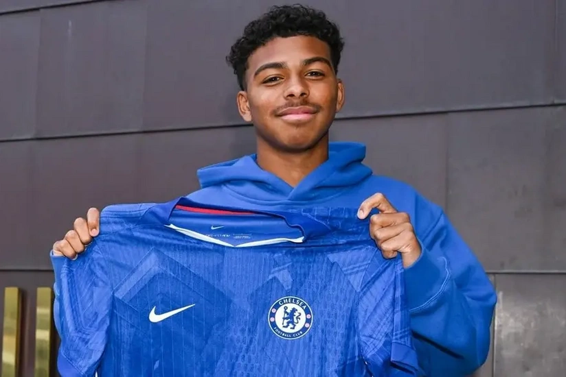 Çelsi braziliyalı məşhur futbolçunun oğlu ilə peşəkar müqavilə bağlayıb