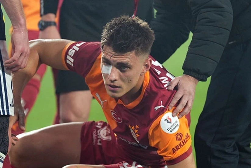 İstanbul derbisində Qalatasarayın futbolçusunun üzünə alışqan atan azarkeş saxlanılıb