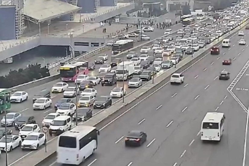 Bakının bir sıra yollarında nəqliyyatın sıxlığı yaranıb