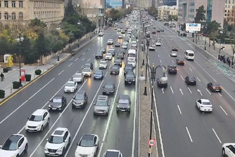 В Баку на ряде основных улиц и проспектов затруднено движение транспорта