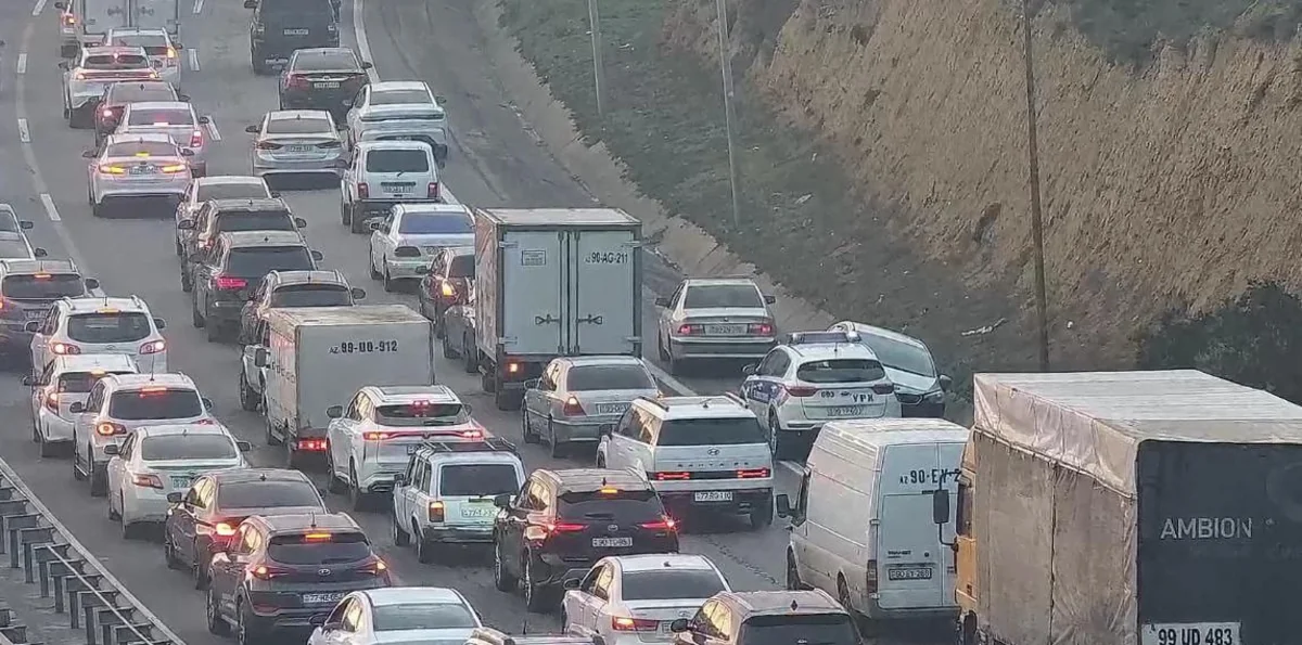 Bakının bir çox yollarında nəqliyyatın sıxlığı yaranıb