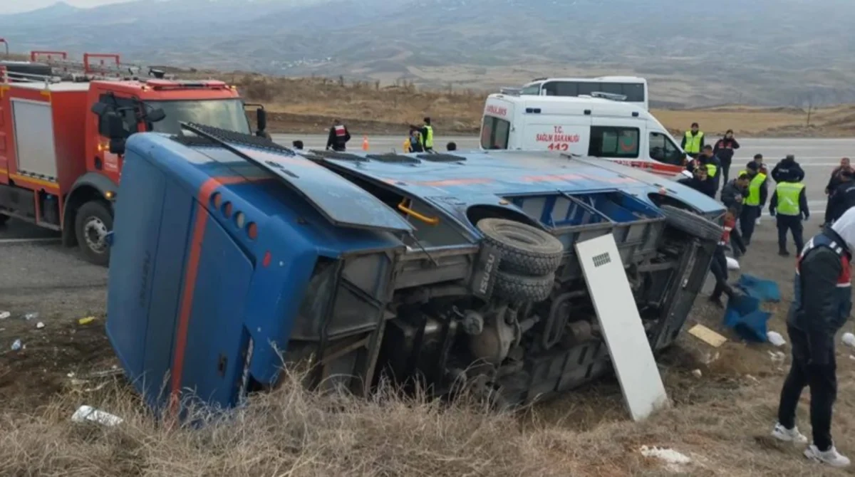 Türkiyədə məhbusları daşıyan avtobus aşıb, yaralılar var