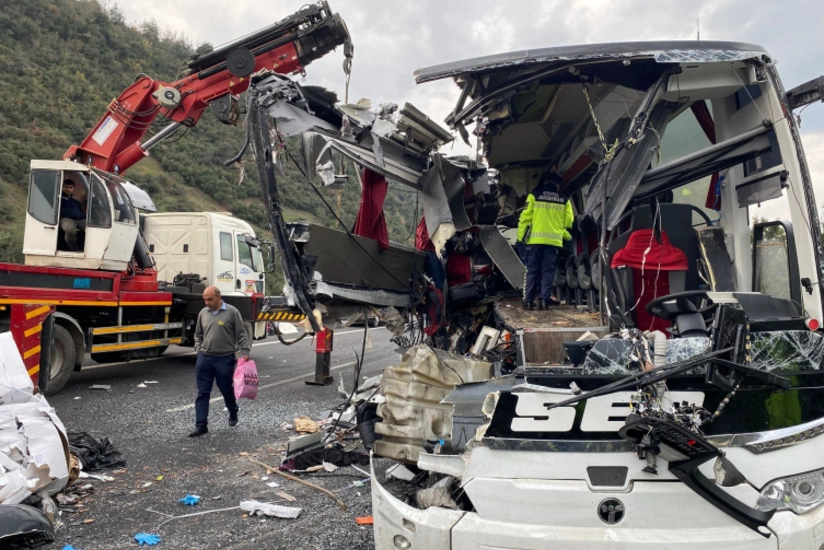 Bus crashes into truck in Türkiye, 7 dead, 11 injured