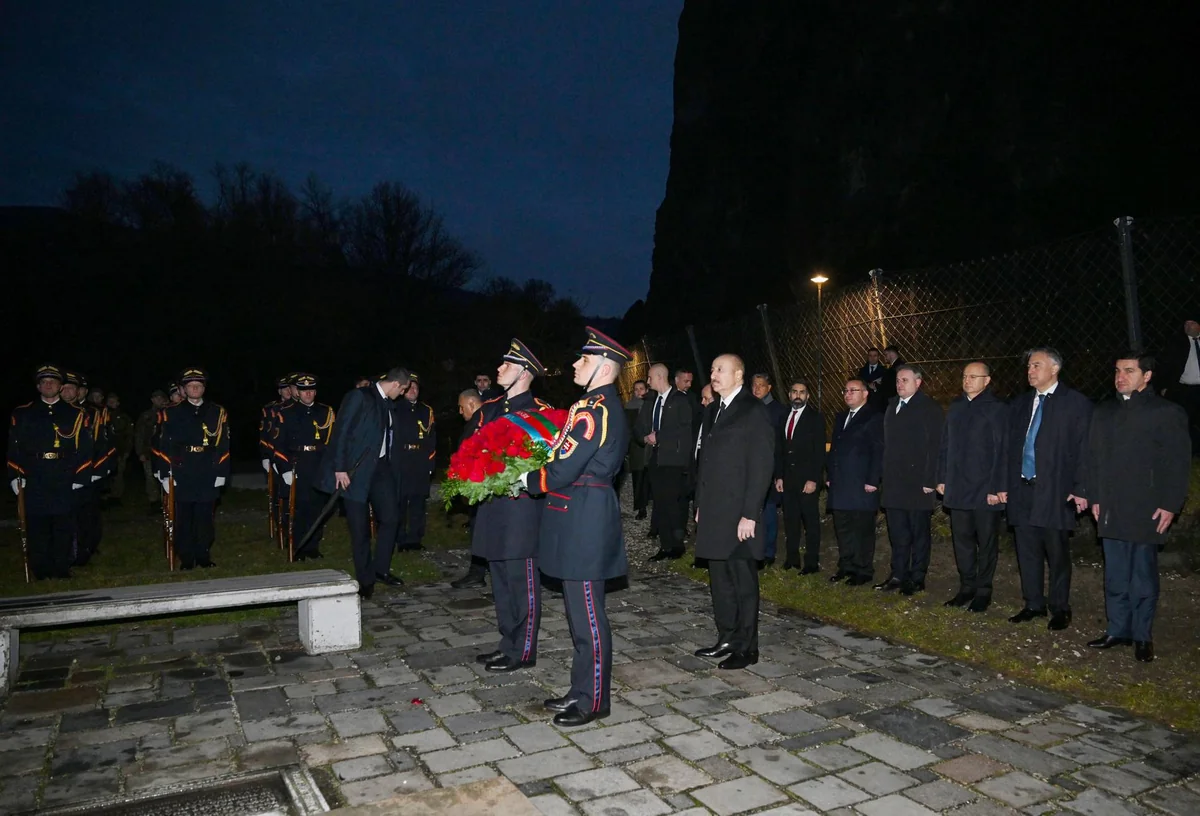 Azərbaycan və Slovakiya prezidentləri Bratislavada Azadlıq Qapısı abidəsini ziyarət ediblər