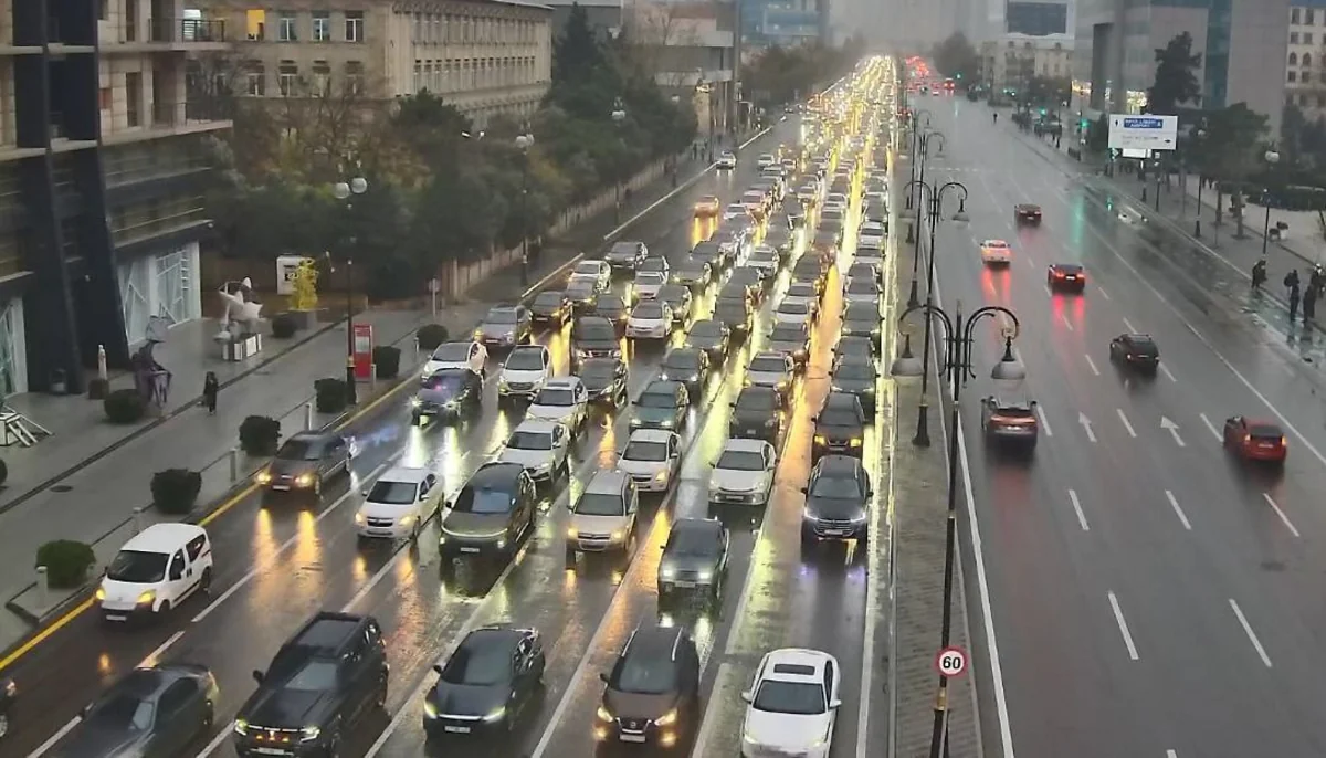 Bakının bir sıra yollarında nəqliyyatın sıxlığı yaranıb