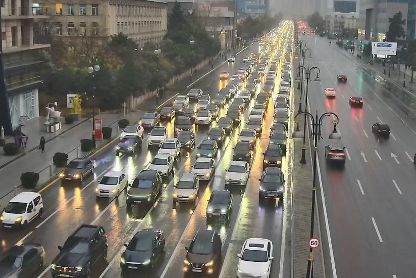 Bakının bir sıra yollarında nəqliyyatın sıxlığı yaranıb