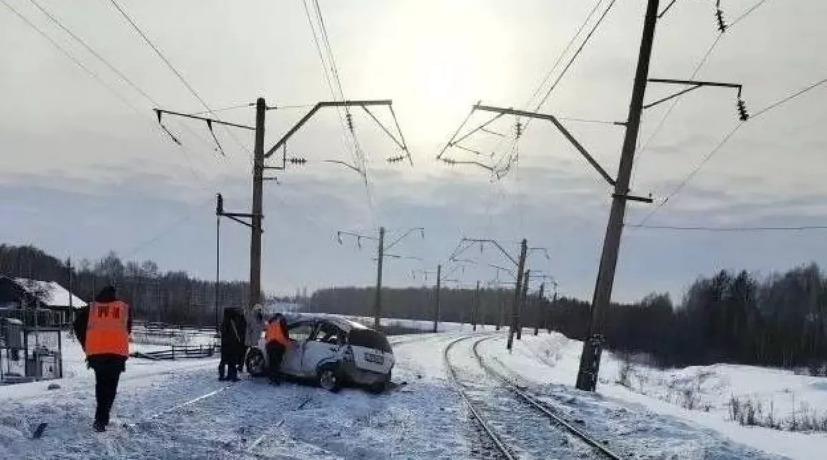 Rusiyada qatar avtomobillə toqquşub, ölənlər var