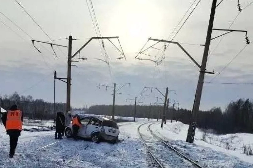 В Алтайском крае при столкновении поезда и автомобиля погибли два человека