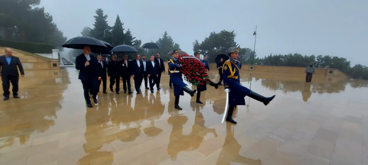 İranın xarici işlər naziri Bakıda şəhidlərin xatirəsini anıb