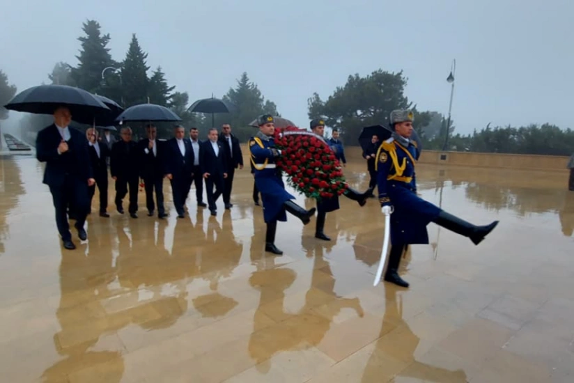 Министр иностранных дел Ирана в Баку почтил память шехидов