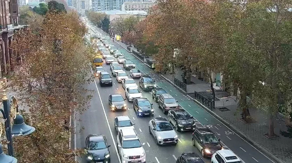 Bakının bir sıra yollarında nəqliyyatın sıxlığı yaranıb
