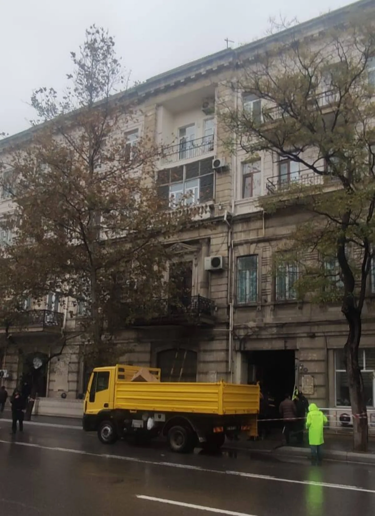 Bakıda memarlıq abidəsi olan binadakı eyvan təbii təsirlərdən uçub - RƏSMİ