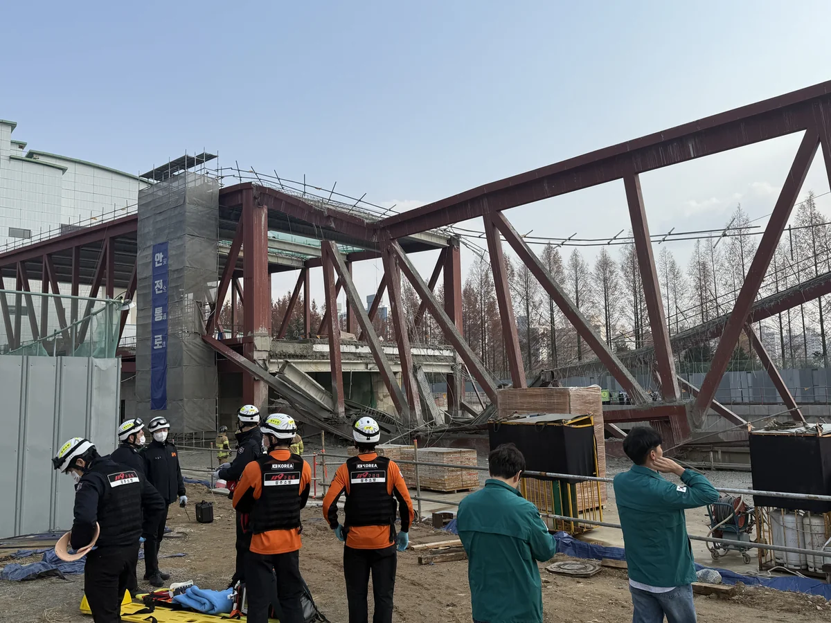 Обрушение на стройплощадке в Южной Корее: 2 рабочих остались под завалами