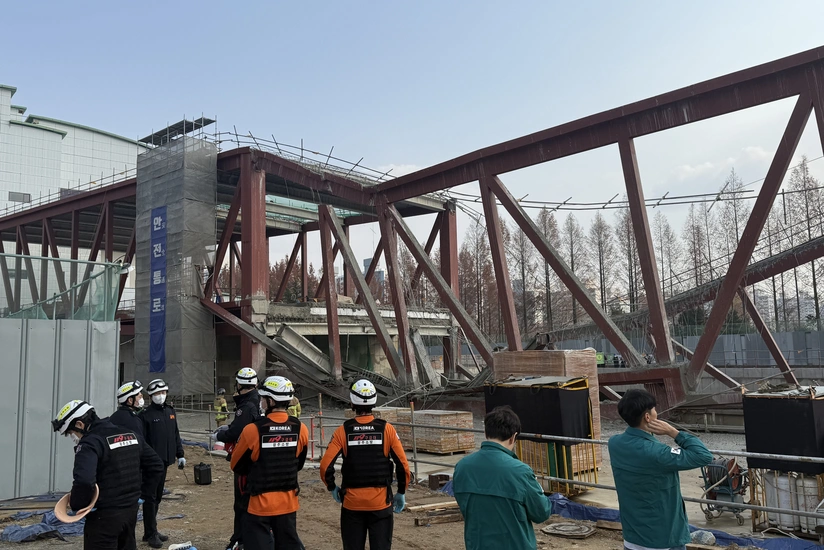 Обрушение на стройплощадке в Южной Корее: 2 рабочих остались под завалами