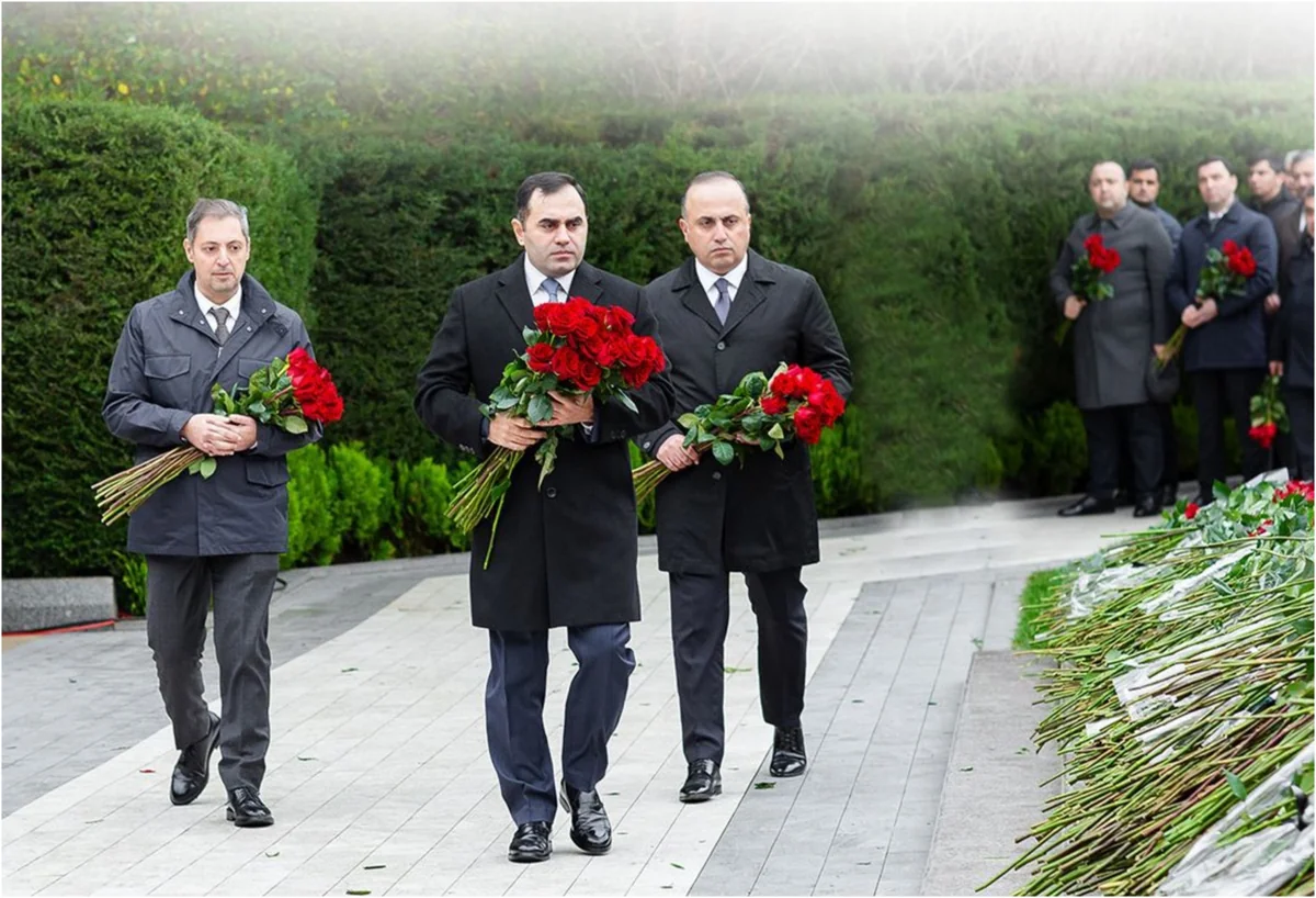 ƏSF kollektivi Ümummilli lider Heydər Əliyevin anım günü ilə əlaqədar Fəxri xiyabanı ziyarət edib