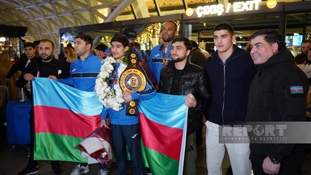 Dubayda dünya çempionatında medallar qazanan Azərbaycan boksçuları vətənə qayıdıblar