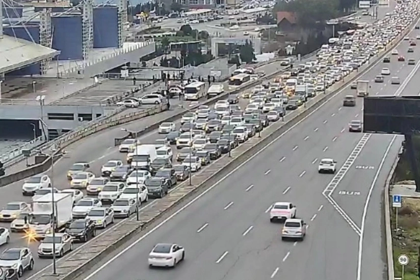 В Баку почти на 20 главных улицах и проспектах затруднено движение транспорта