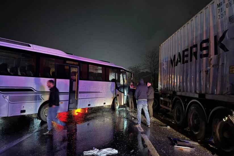 Türkiyədə altı avtomobil toqquşub, 12 nəfər xəsarət alıb