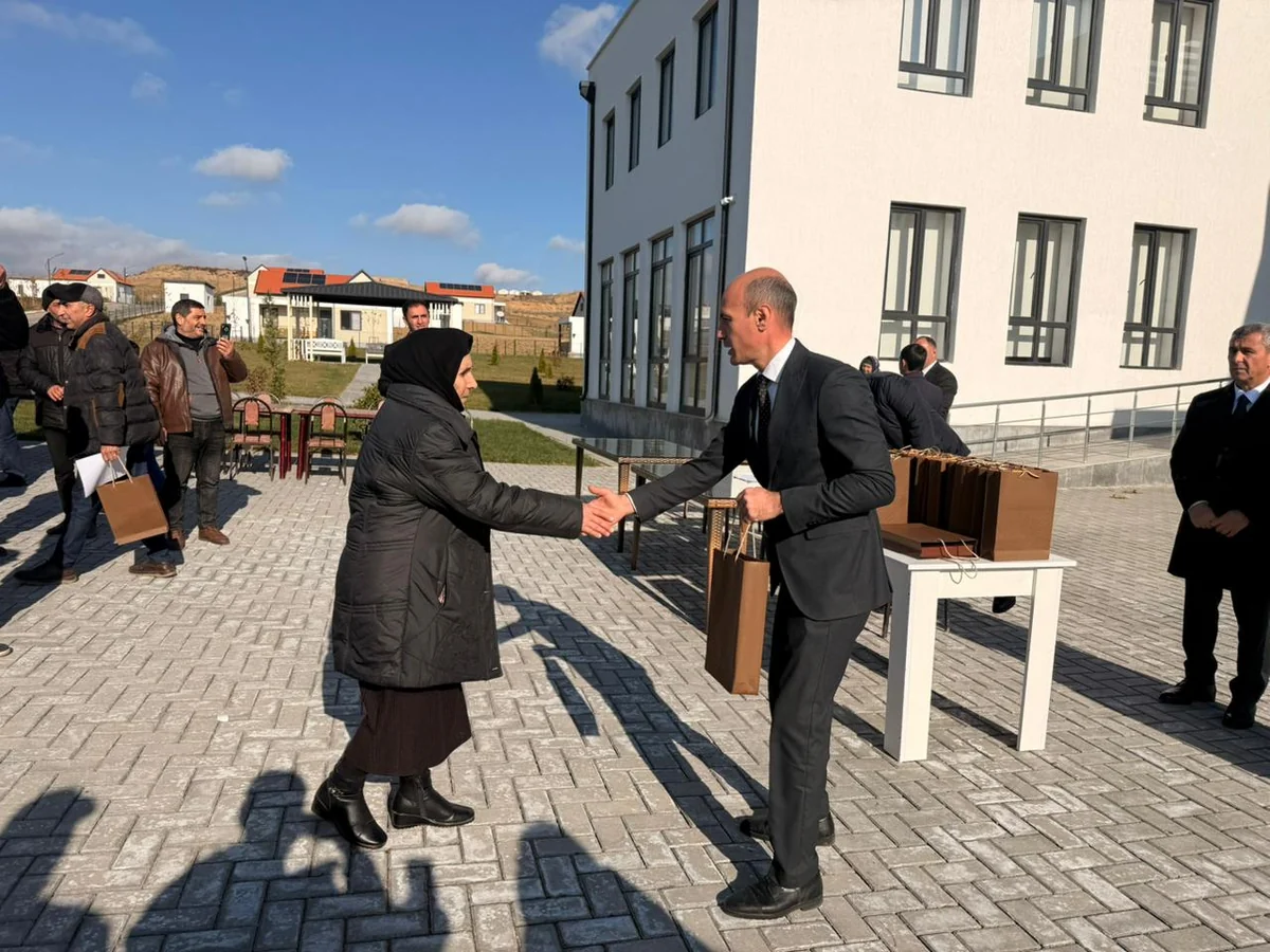 Horovlu kəndinə daha 22 ailə köçürülüb, açarlar təqdim edilib – YENİLƏNİB-2
