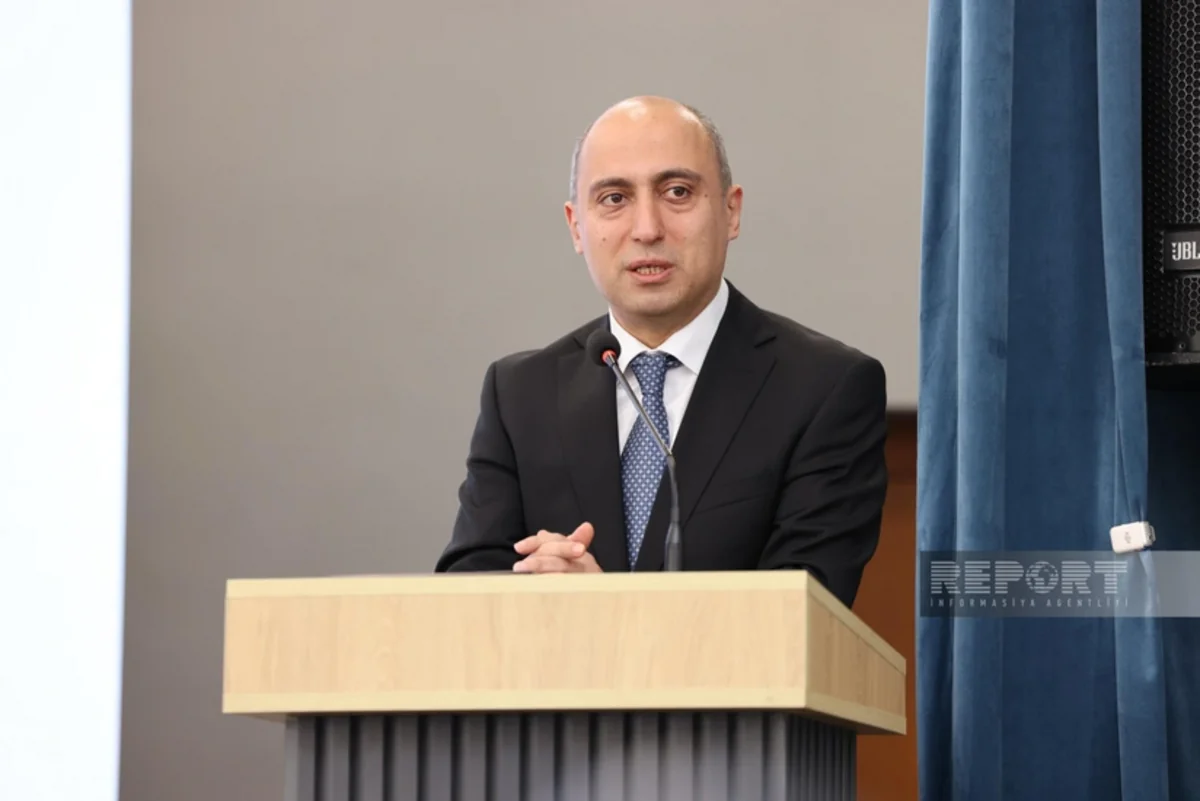 Emin Əmrullayev: Məktəbli çantalarını yükləyən tərəf nazirlik deyil
