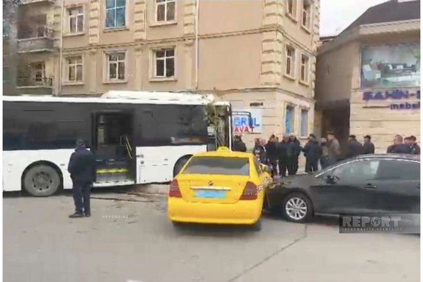 Naxçıvanda zəncirvari qəza olub, marşrut avtobusu dörd avtomobilə çırpılıb