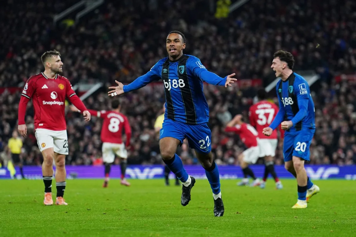 Bornmut Old Traffordda Mançester Yunaytedə ardıcıl üç oyunda 3 qol vuran yeganə komanda olub