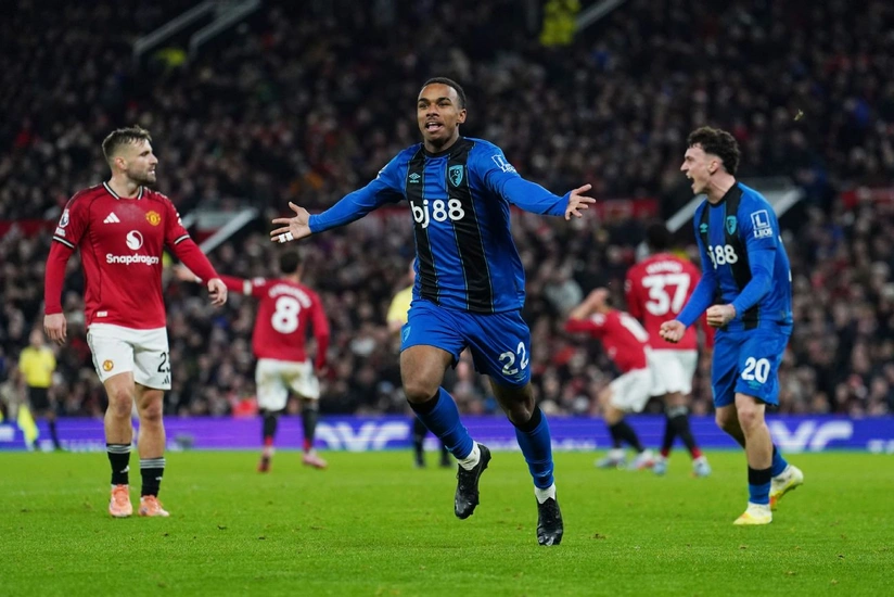 Bornmut Old Traffordda Mançester Yunaytedə ardıcıl üç oyunda 3 qol vuran yeganə komanda olub