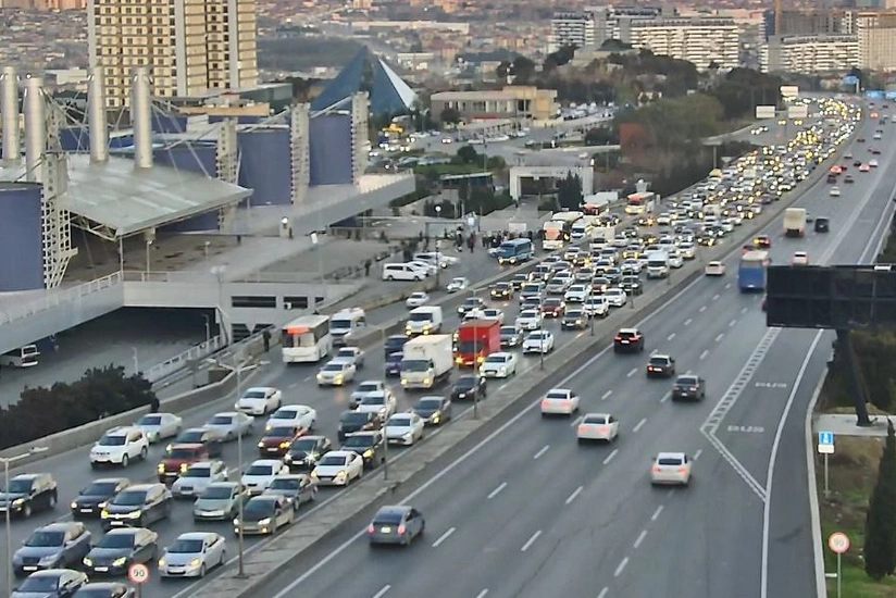 Bakının bir sıra yollarında nəqliyyatın sıxlığı yaranıb