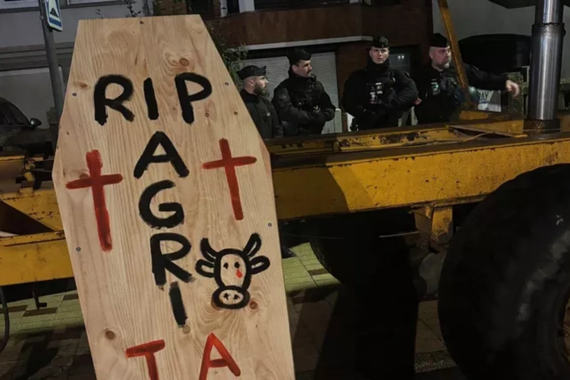 Fermerlər Makronun iqamətgahı qarşısında etiraz aksiyası keçirirlər