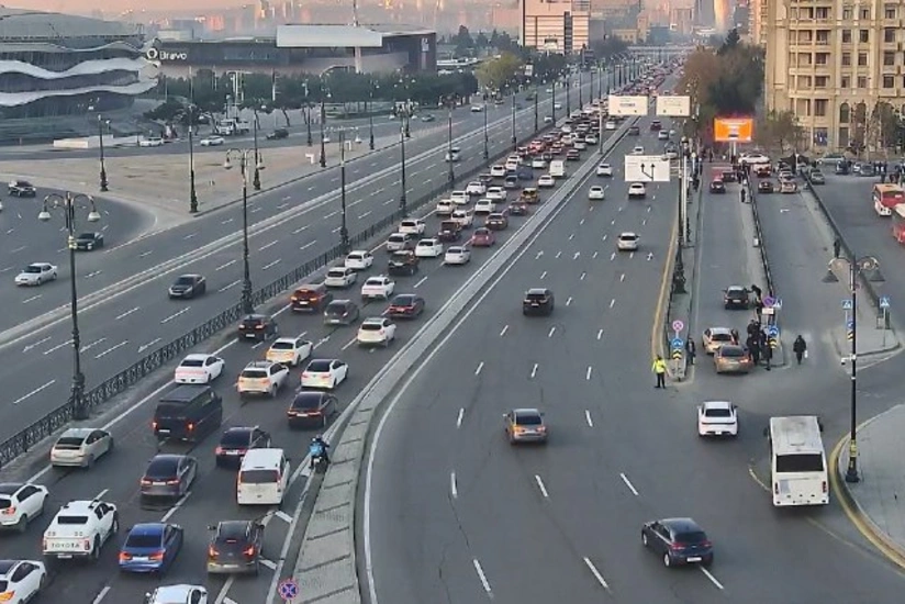 В Баку на ряде улиц и проспектов затруднено движение транспорта