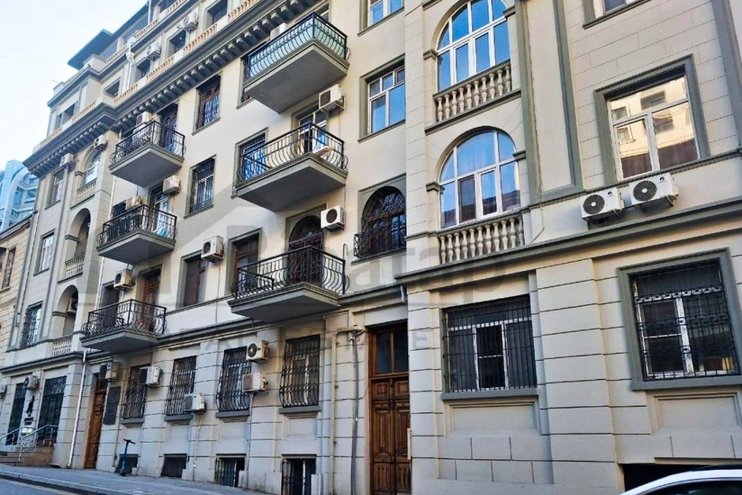 В Баку снесли незаконные пристройки к жилому дому, который могут признать памятником