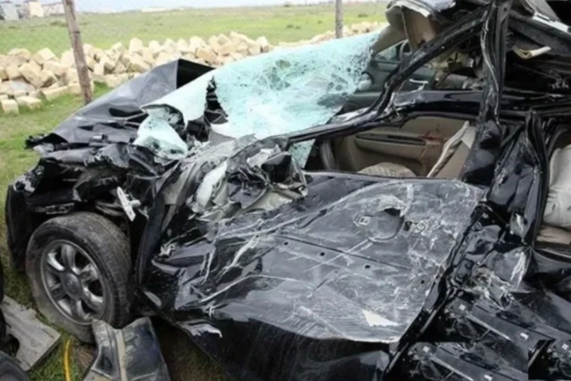 В Газахе автомобиль врезался в ограждение, есть погибший