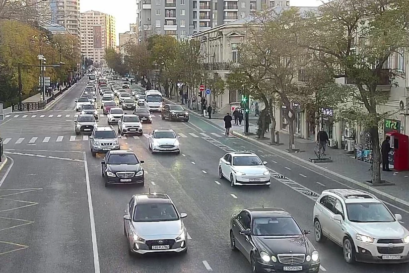 Bakıda bir sıra yollarda nəqliyyatın sıxlığı yaranıb