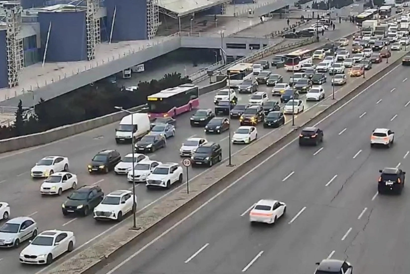 В Баку на ряде улиц и проспектов затруднено движение транспорта