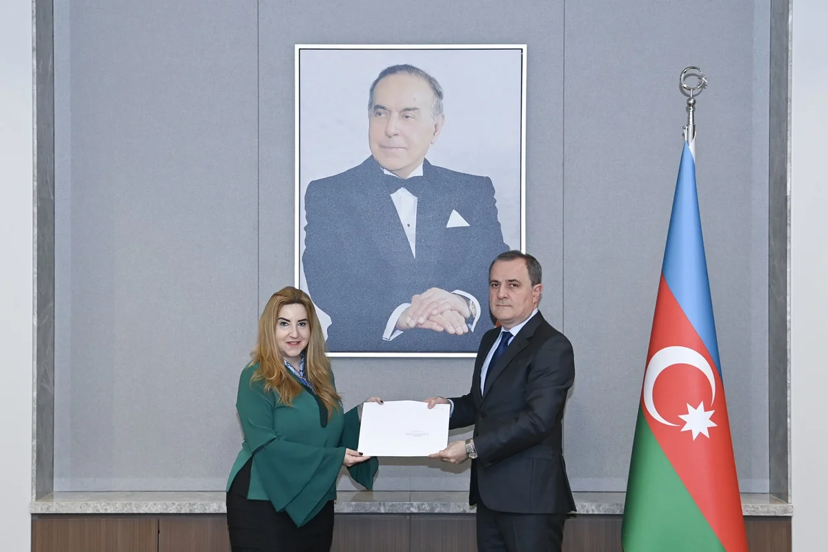 Yunanıstanın yeni səfiri etimadnaməsinin surətini Ceyhun Bayramova təqdim edib